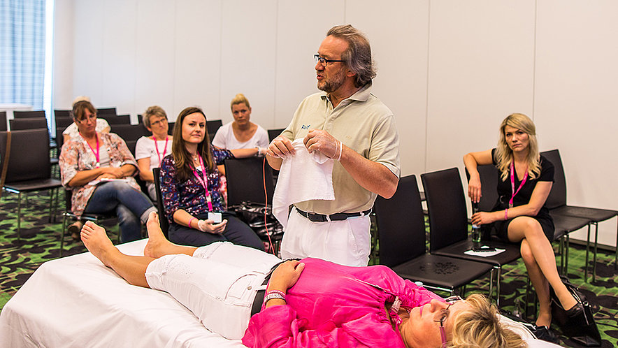 Physiotherapeut Rolf Prischtscheptschuk stellte eine Technik mit tiefenwirksamen Resonanz-Schwingungen vor. Physiotherapeut Rolf Prischtscheptschuk stellte eine Technik mit tiefenwirksamen Resonanz-Schwingungen vor.