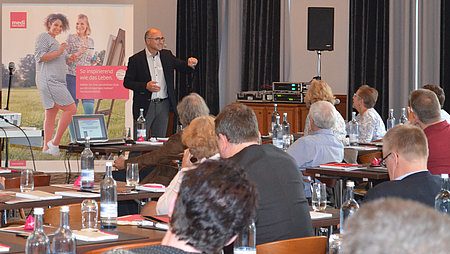 Seminarleiter Prof. Dr. med. Gerd Rudolf Lulay Seminarleiter Prof. Dr. med. Gerd Rudolf Lulay - Seminarleiter Prof. Dr. med. Gerd Rudolf Lulay