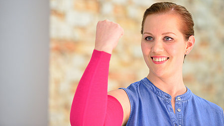 Lymphödem nach BrustkrebsⒸ BVMed, Christine Raab trägt Armstrümpfe Lymphödem nach Brustkrebs
