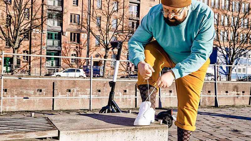 Jürgen Jakob trägt mediven Kompressionsstrümpfe in der Trendfarbe Kastanie
