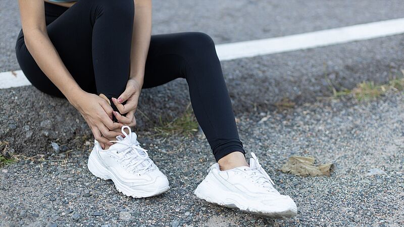 Eine Bänderdehnung kann unter anderem bei abrupten Richtungswechseln im Sport entstehen und verursacht Schmerzen wie auch eine Schwellung Eine Bänderdehnung kann unter anderem bei abrupten Richtungswechseln im Sport entstehen und verursacht Schmerzen wie auch eine Schwellung