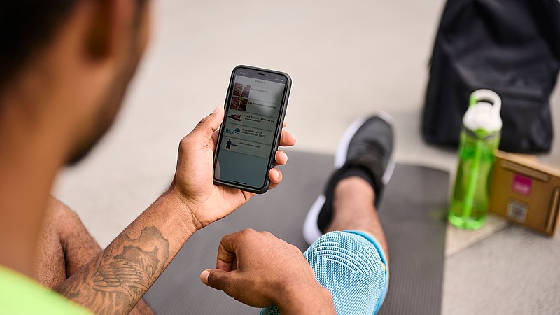 Mann trägt Genumedi PSS und nutzt DiGA companion patella Mann trägt Genumedi PSS und nutzt DiGA companion patella