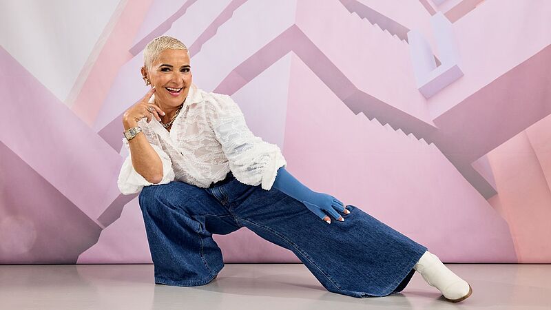 Eine weite Jeans kann kombiniert mit einem weitem Oberteil und der Versorgung eine harmonische Silhouette schaffen