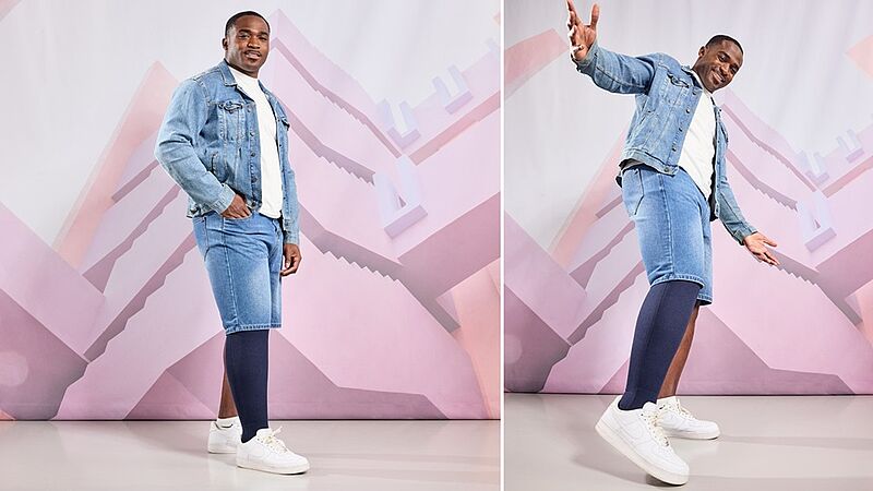 medi Model trägt Jeans und Denim-Jacke mit blauer Kompression