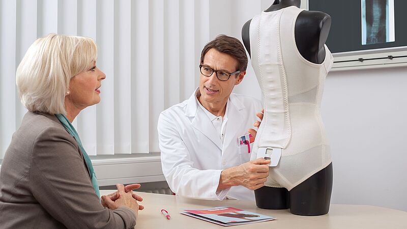 Der Osteologe erklärt einer Patientin die Vorteile der Spinomed Rückenorthese Der Osteologe erklärt einer Patientin die Vorteile der Spinomed Rückenorthese